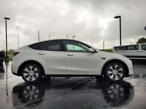 Used 2021 Tesla Model Y Long Range AWD/4WD image 2