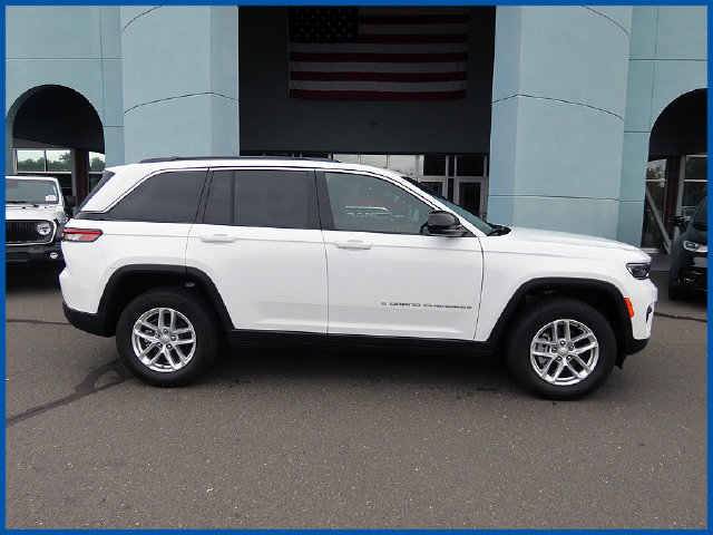 Used 2025 Jeep Grand Cherokee Laredo X w/ Trailer Tow Package AWD/4WD image 2