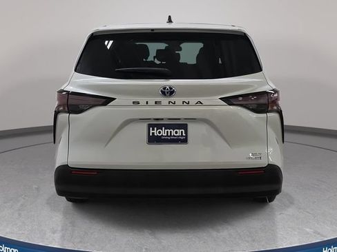 Used 2024 Toyota Sienna XLE FWD image 6