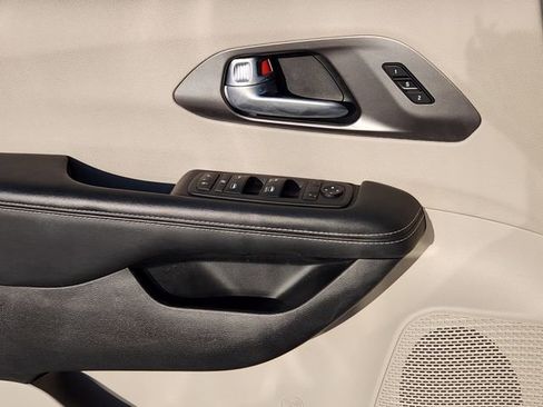 Used 2024 Chrysler Pacifica Touring-L image 23