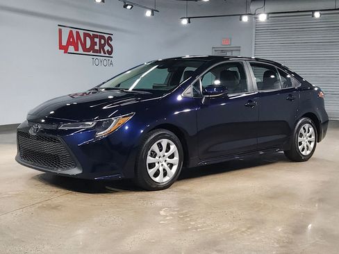 Used 2022 Toyota Corolla LE image 3