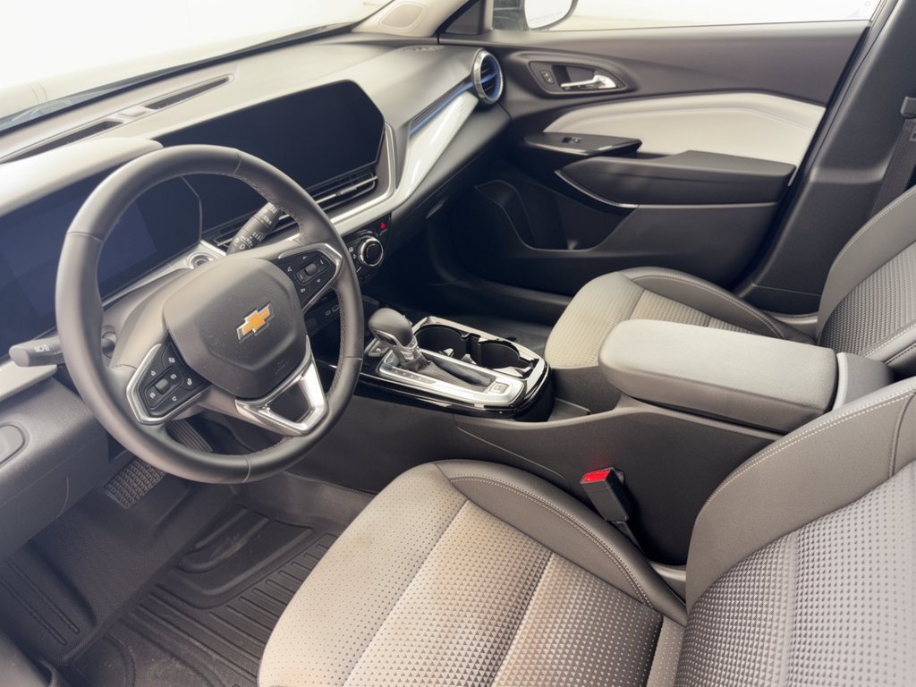 Used 2025 Chevrolet Trax LT w/ LT Convenience Package FWD image 4