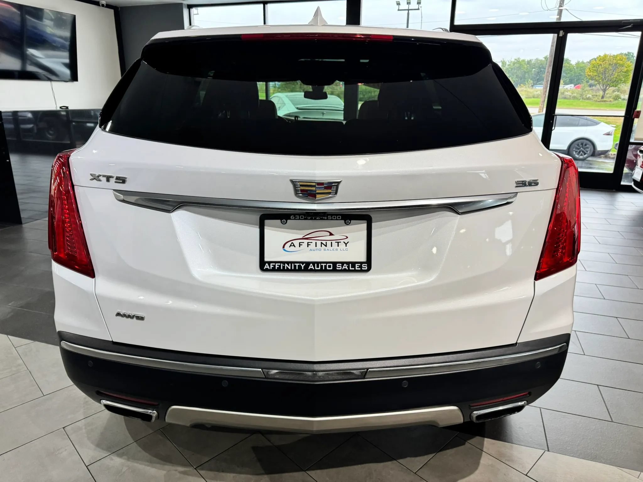 Used 2017 Cadillac XT5 Platinum AWD/4WD image 4