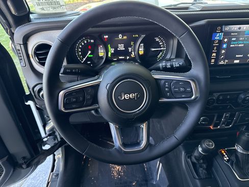 Used 2025 Jeep Wrangler Sahara w/ Safety Group image 17
