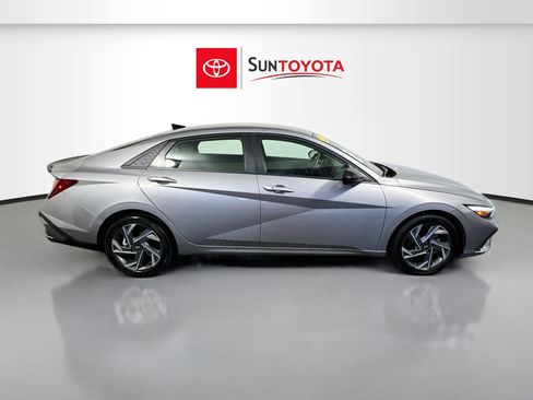 Used 2025 Hyundai Elantra Sport FWD image 2