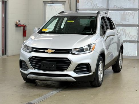 Used 2020 Chevrolet Trax LT w/ LT Convenience Package FWD image 3