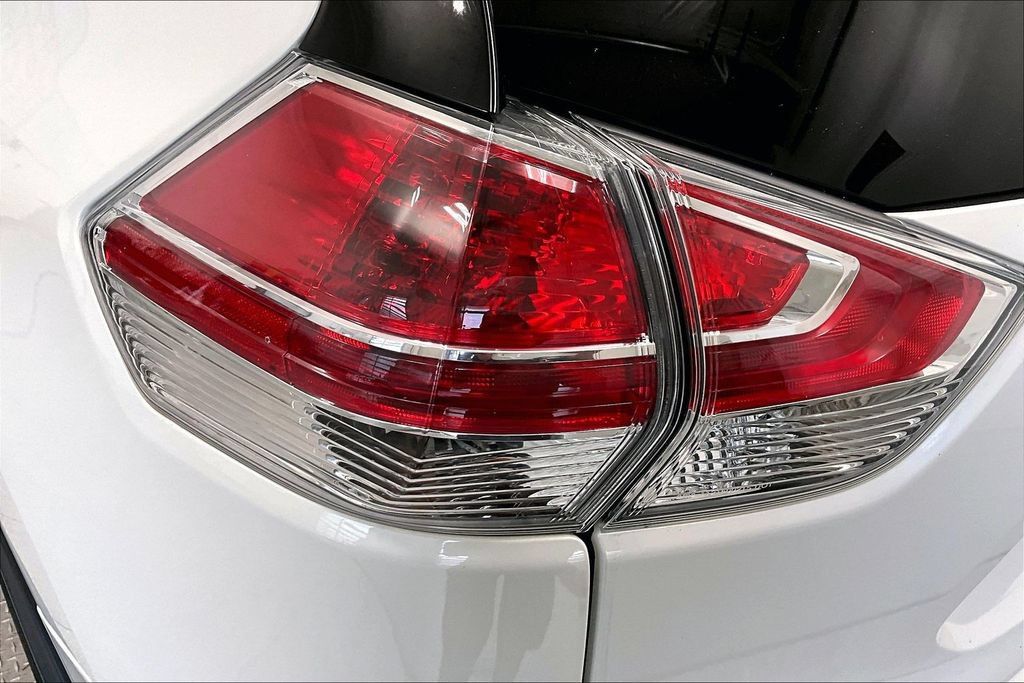 Used 2015 Nissan Rogue SV AWD/4WD image 29