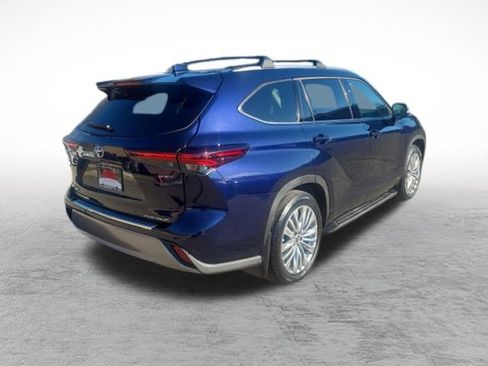 Used 2025 Toyota Highlander Platinum image 8