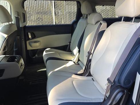 Used 2025 Kia Carnival EX image 9