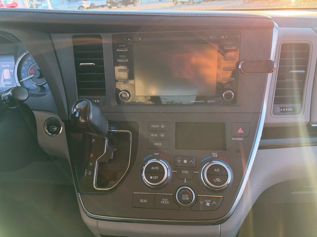 Used 2018 Toyota Sienna XLE FWD image 21
