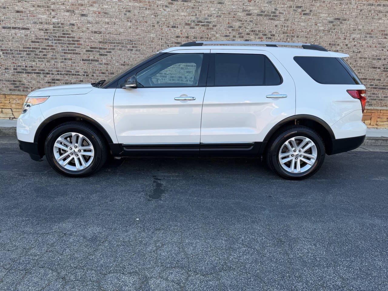 Used 2015 Ford Explorer XLT w/ Equipment Group 202A FWD image 2