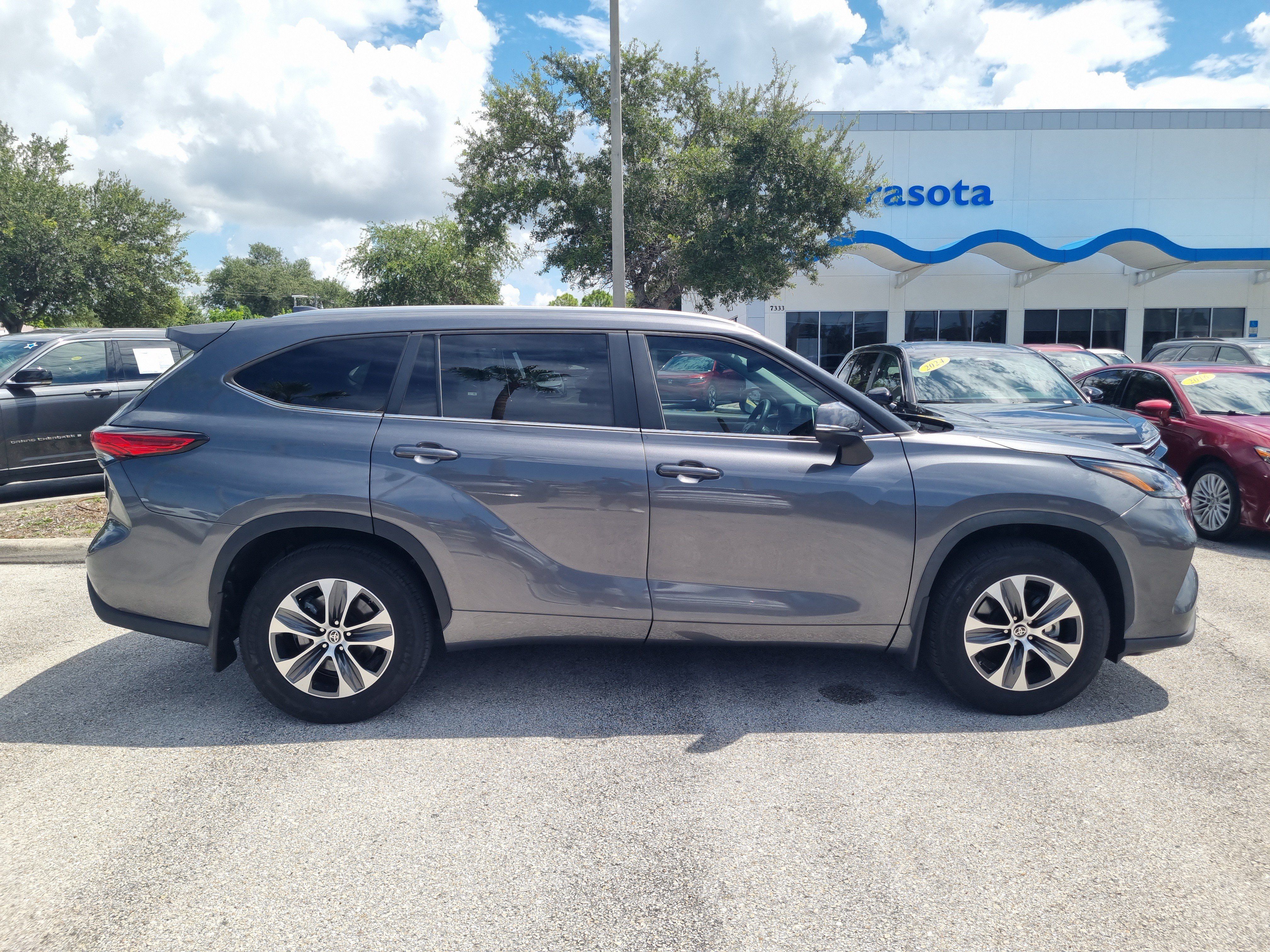Used 2023 Toyota Highlander XLE FWD image 8