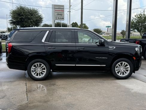 Used 2022 GMC Yukon SLT w/ SLT Luxury Package RWD image 3