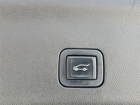 Used 2022 Chevrolet Tahoe Z71 w/ Luxury Package image 9