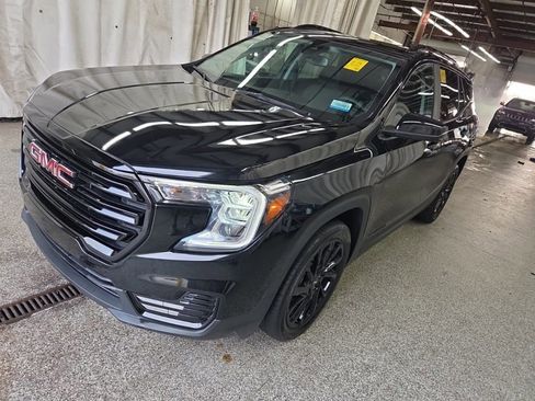 Used 2024 GMC Terrain SLE w/ Driver Convenience Package FWD image 2