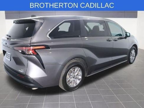 Used 2024 Toyota Sienna LE AWD/4WD image 7