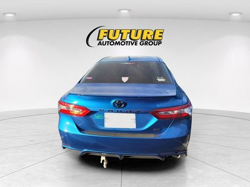 Used 2020 Toyota Camry SE w/ Blackout Package image 4