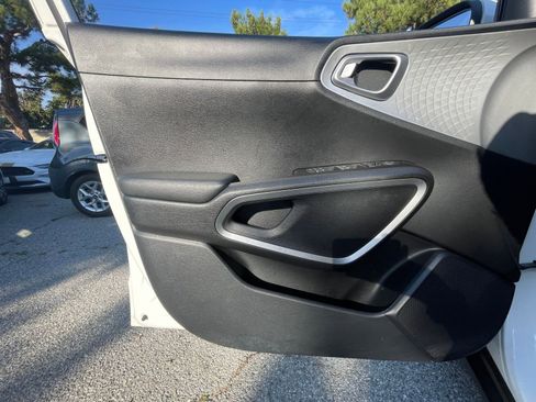 Used 2025 Kia Soul LX w/ LX Technology Package image 18