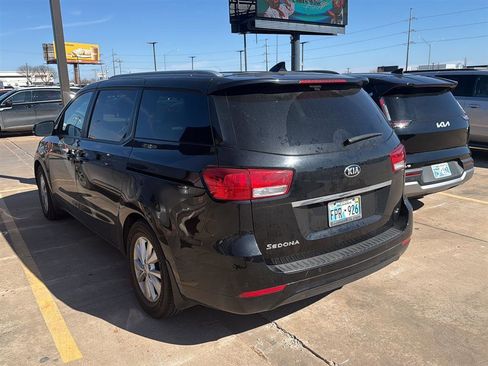 Used 2017 Kia Sedona LX w/ LX Essentials Premium Package image 12