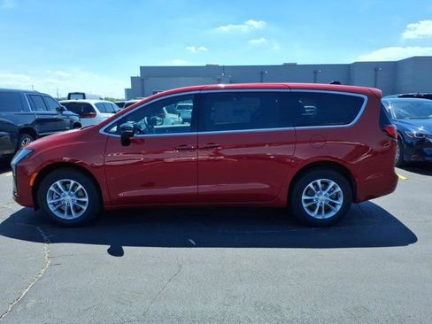 New 2027 Chrysler Pacifica Select AWD/4WD image 3