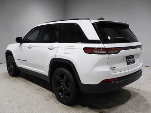 Used 2023 Jeep Grand Cherokee Altitude image 4