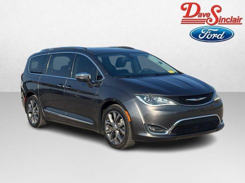 Used 2017 Chrysler Pacifica Limited w/ UConnect Theater Package FWD image 4