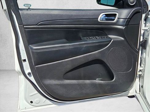 Used 2020 Jeep Grand Cherokee Altitude RWD image 10