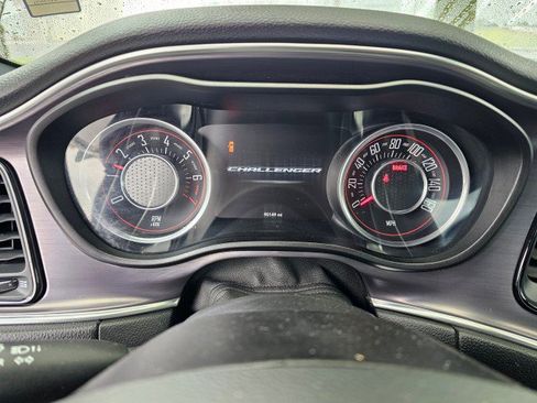 Used 2015 Dodge Challenger SXT image 21