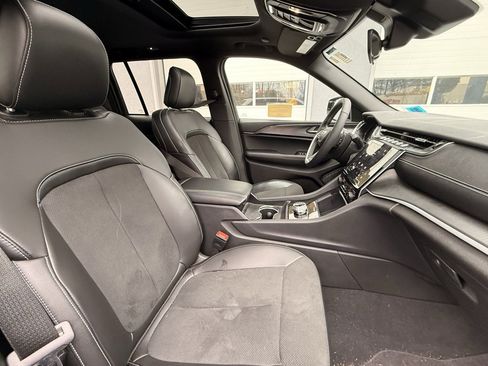 Certified 2025 Jeep Grand Cherokee Altitude image 12