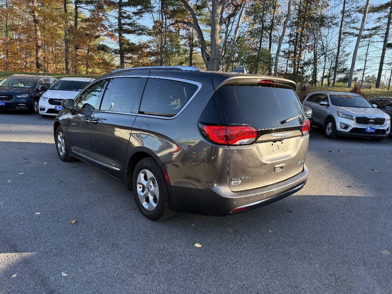 Used 2018 Chrysler Pacifica Limited w/ Advanced Safetytec Group FWD image 9