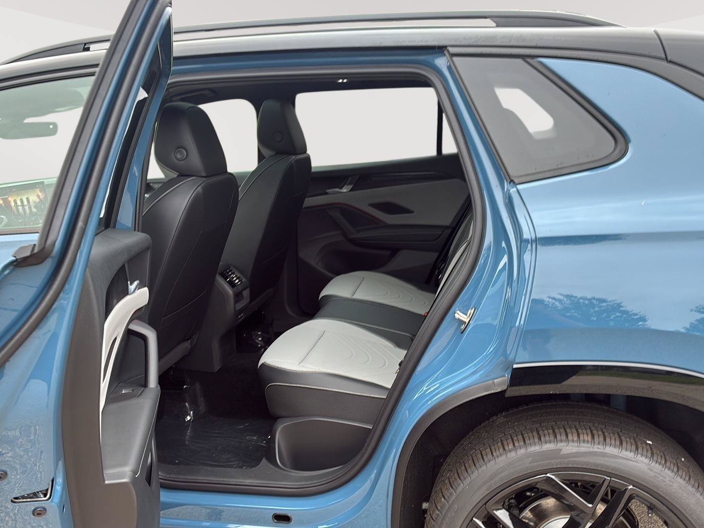 New 2026 Volkswagen Tiguan SE R-Line AWD/4WD image 26