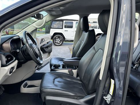 Used 2019 Chrysler Pacifica Touring-L FWD image 25