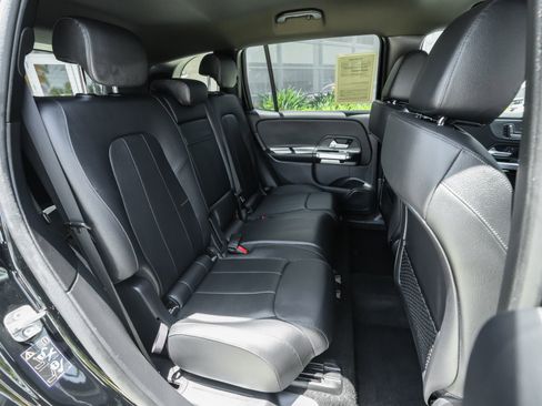 Used 2025 Mercedes-Benz GLB 250 image 40