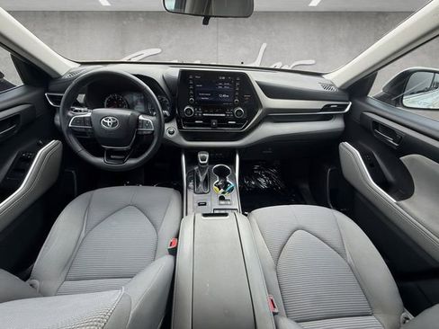 Used 2021 Toyota Highlander LE FWD image 20