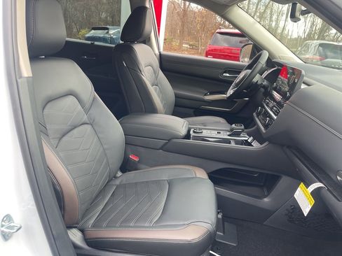 New 2025 Nissan Pathfinder Platinum image 19