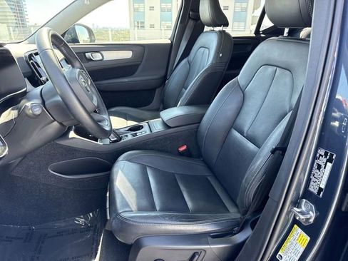 Used 2021 Volvo XC40 T4 Momentum w/ Premium Package image 11