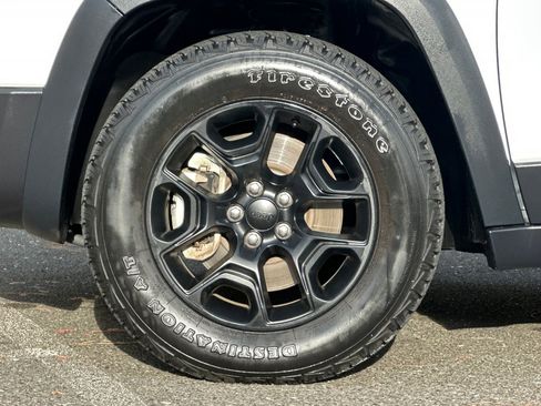 Used 2022 Jeep Cherokee Trailhawk w/ Premium Leather Package image 24