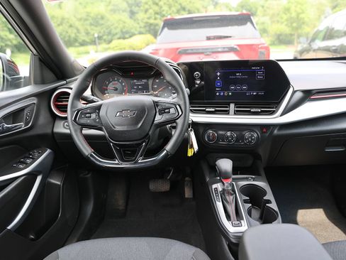 Used 2025 Chevrolet Trax RS FWD image 15