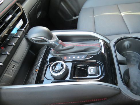 Used 2024 Chevrolet Colorado Z71 w/ Z71 Convenience Package 2 AWD/4WD image 18