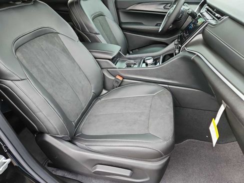 New 2025 Jeep Grand Cherokee L Laredo image 21