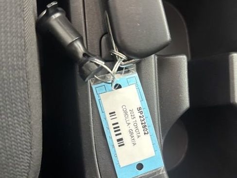 Used 2025 Toyota Corolla LE image 31