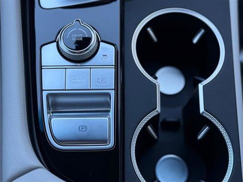 Used 2025 Genesis G70 2.5T image 21