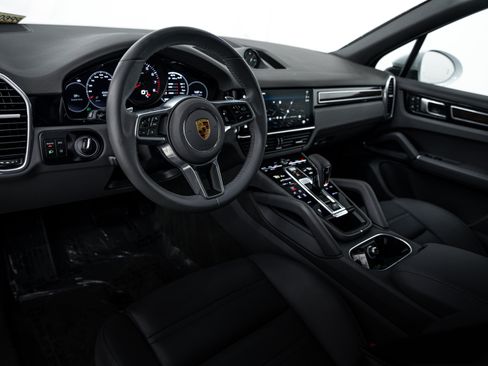 Certified 2023 Porsche Cayenne Platinum Edition image 4