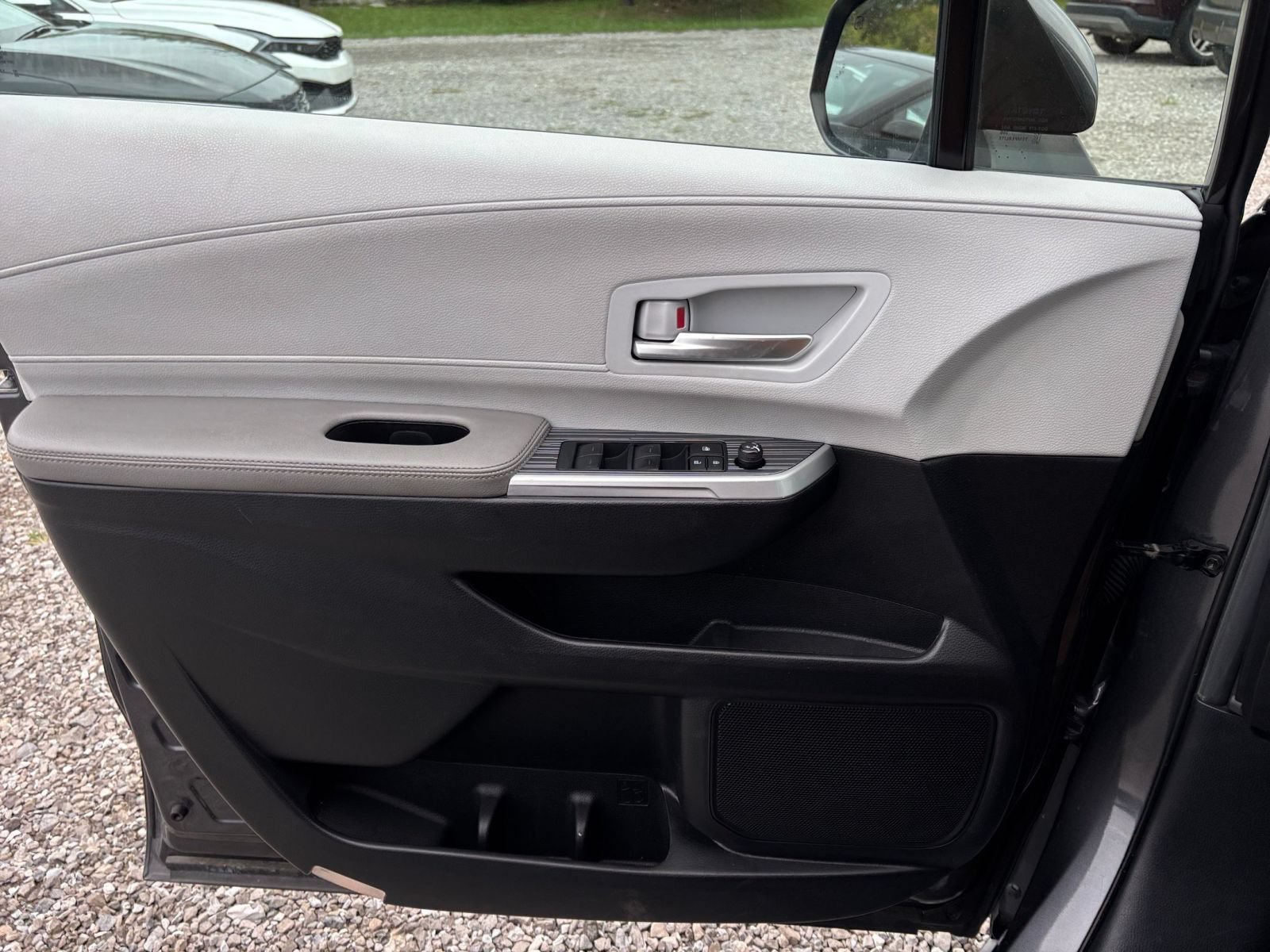 Used 2025 Toyota Sienna XLE FWD image 18
