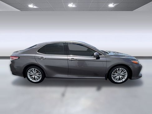 Used 2020 Toyota Camry XLE FWD image 8