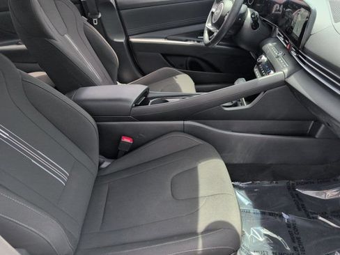 Used 2025 Hyundai Elantra SEL FWD image 31