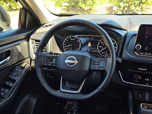 Used 2025 Nissan Rogue SV image 24