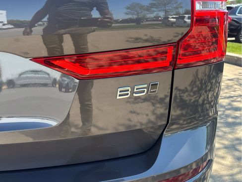 Used 2023 Volvo XC60 B5 Plus AWD/4WD image 10