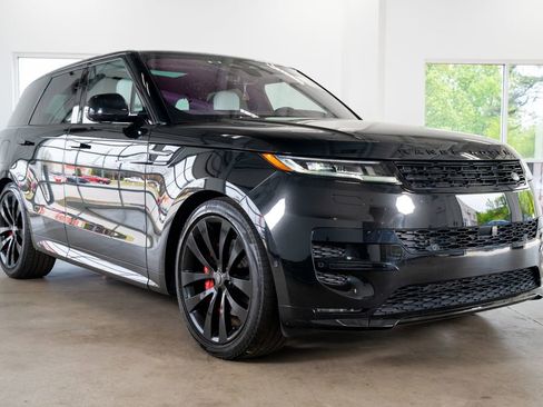 Used 2023 Land Rover Range Rover Sport SE Dynamic image 4