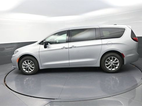 New 2026 Chrysler Pacifica Select image 4